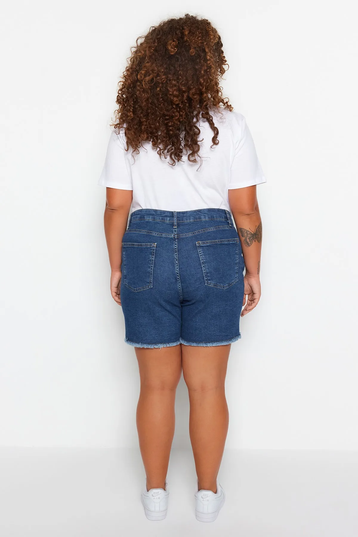 Trendyol Curve  Blaue, dehnbare Skinny-Jeansshorts mit hoher Taille und Bermuda TBBSS22AP0008