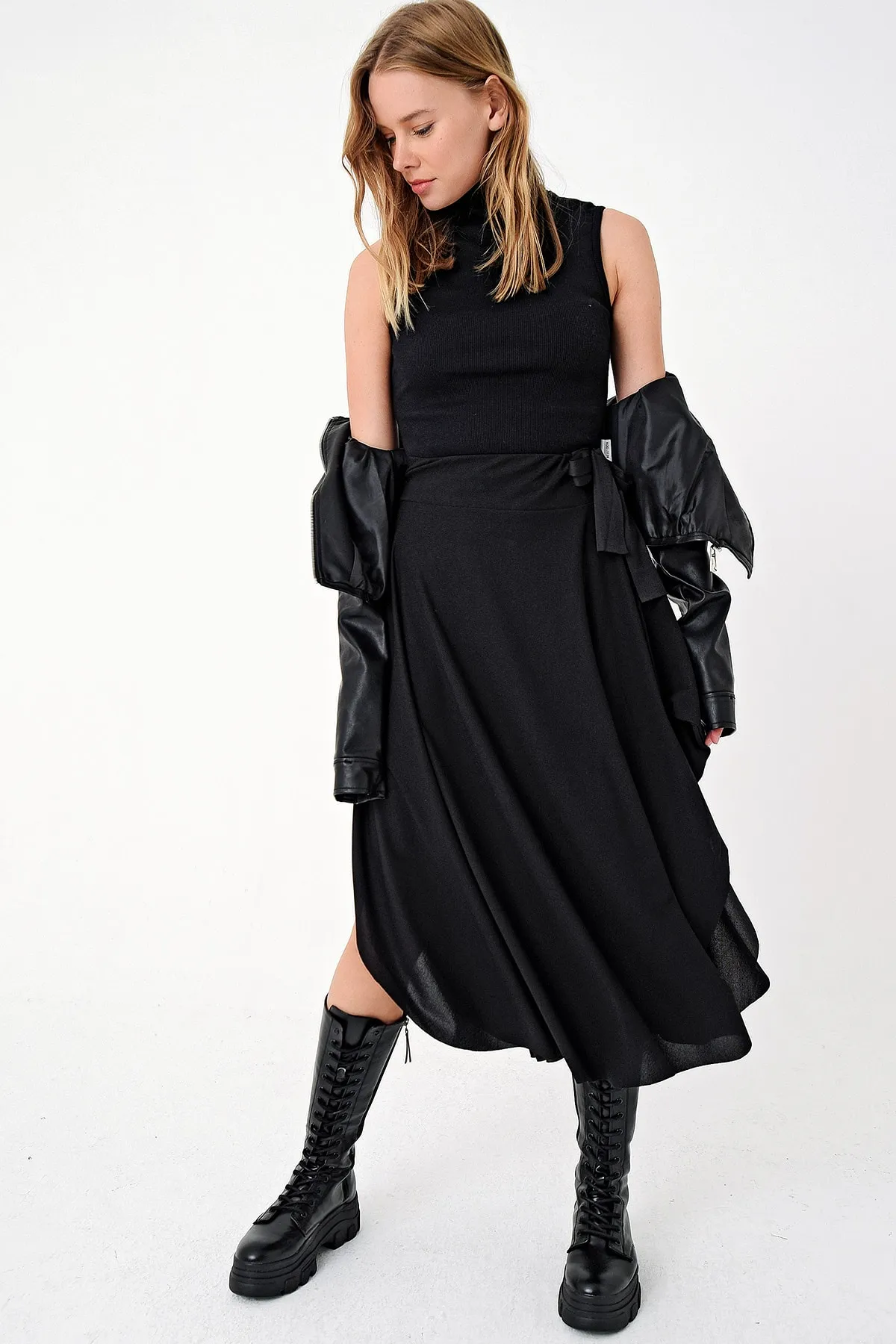 Trend Alaçatı Stili  Schwarzer asymmetrischer Damenrock mit Schlitz und Taillenschnürung