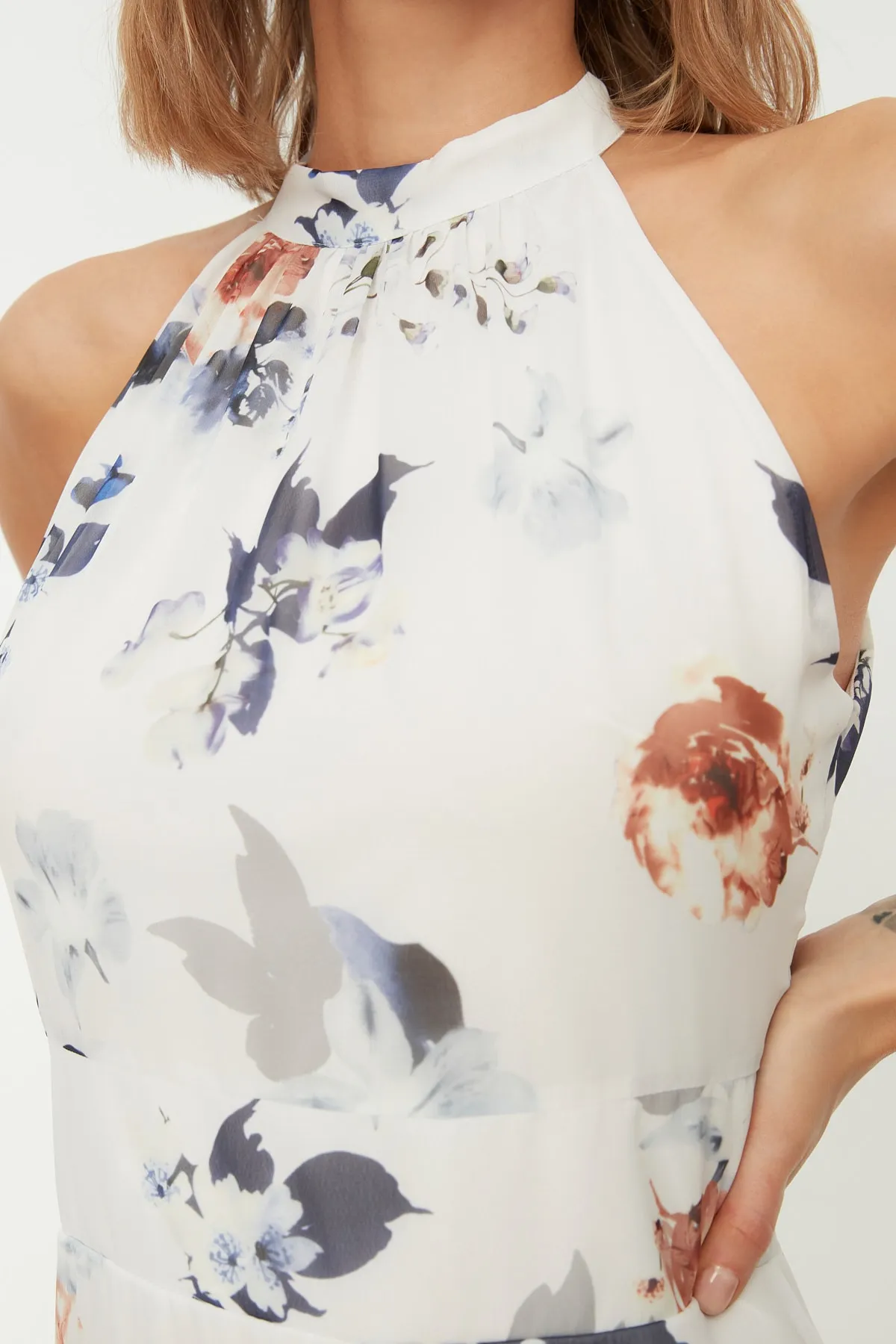 Trendyol Collection  Ecrufarbenes, gewebtes Midikleid mit Neckholder und Blumendruck TWOSS19LJ0200