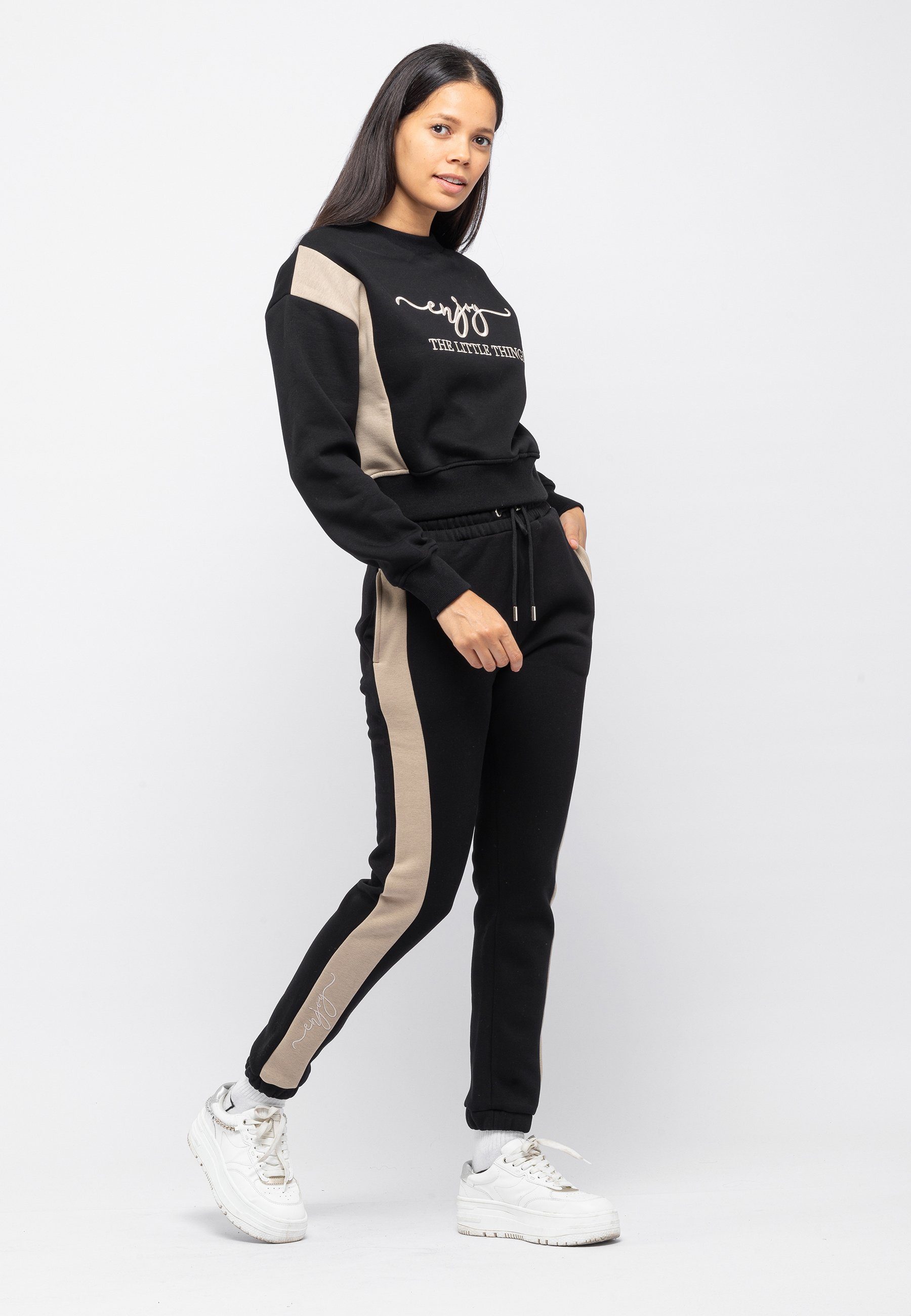 Tom Barron Freizeitanzug CASUAL REGULAR SIZE TRACKSUIT WITH CHEST EMBROIDERY, mit modernem Design