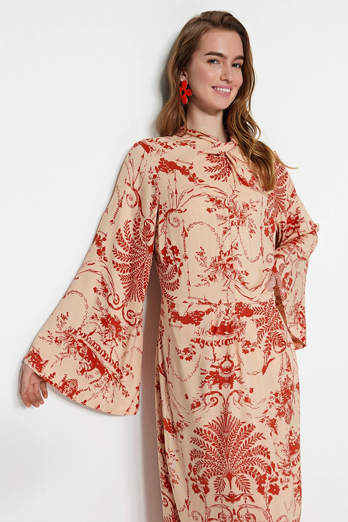 Trendyol Modest  Cremefarbenes Kleid aus Viskosegewebe mit weiten Ärmeln und gemustertem Kragen TCTSS23EB00234