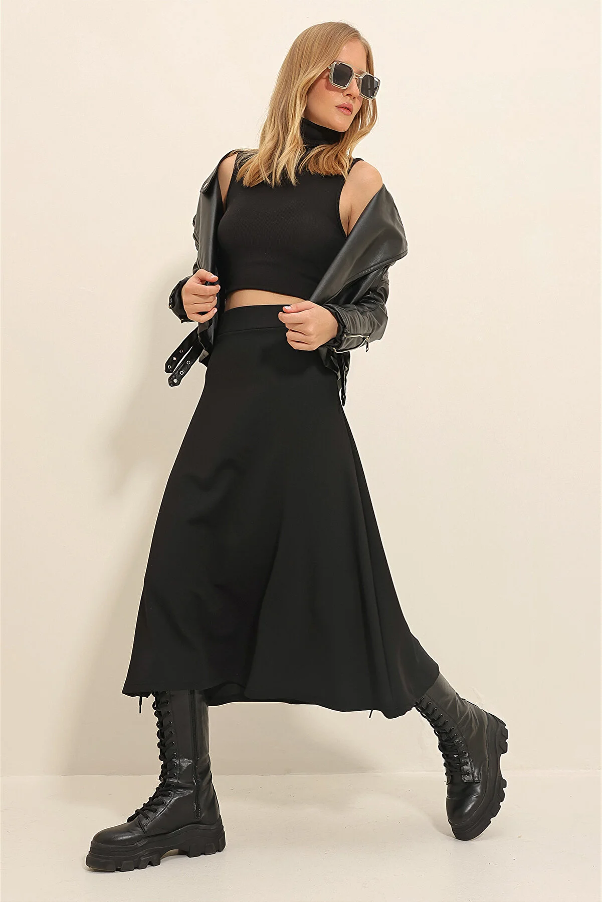 Trend Alaçatı Stili  Schwarzer Damenrock mit hoher Taille und elastischer Taille in A-Form in Midi-Länge ALC-X11324