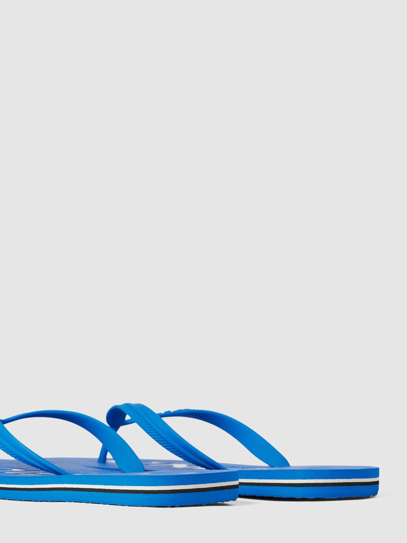 Slides mit Label-Applikation in royalblau