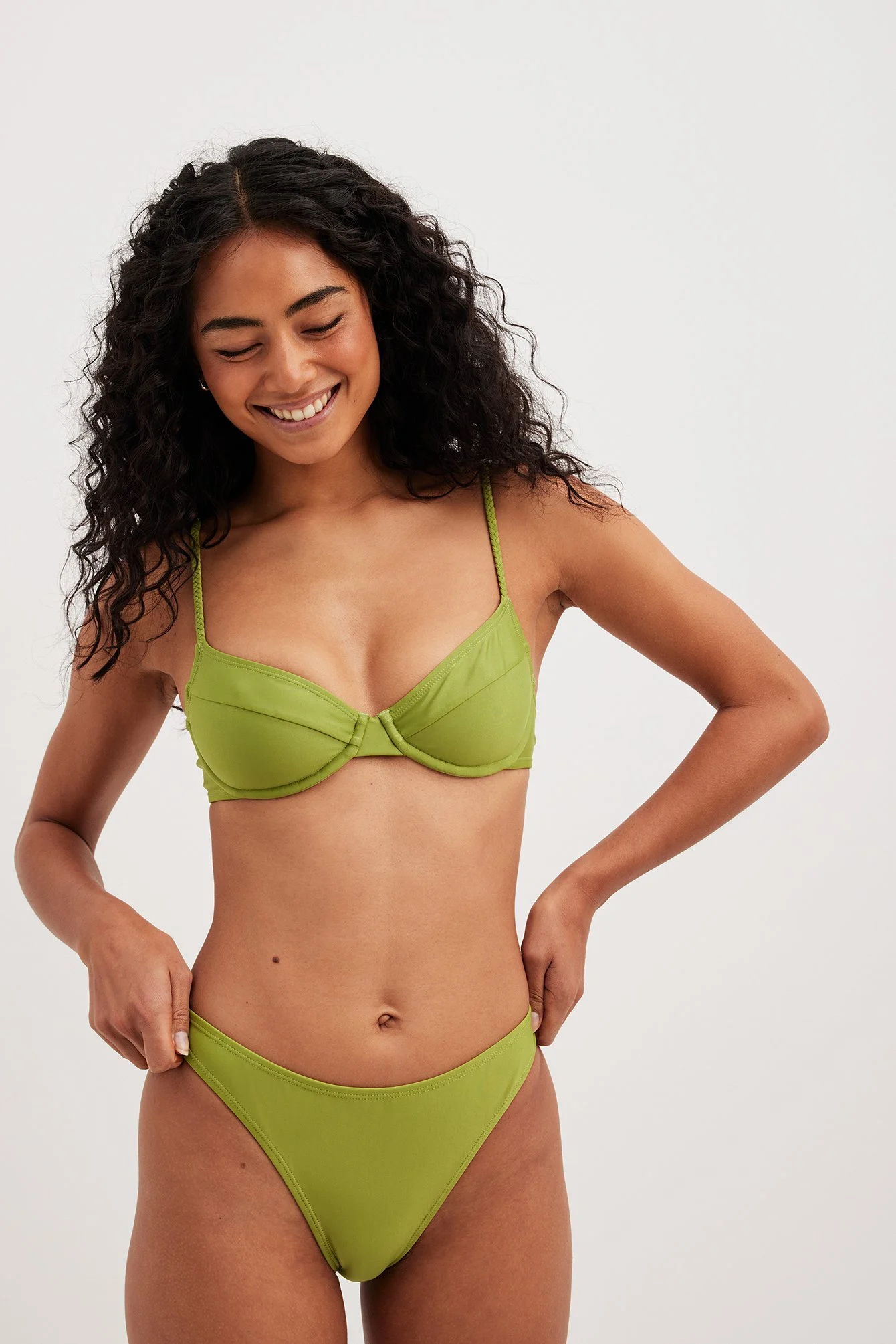 Bikini-Höschen mit hohem Beinausschnitt