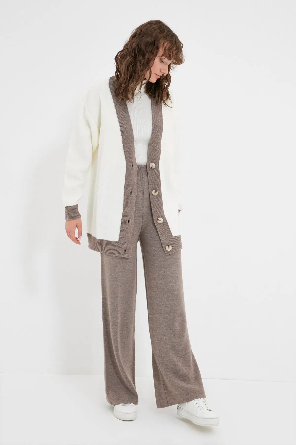 Trendyol Modest  Strickset mit Strickjacke und Hose in Nerzgelb mit Streifendetail TCTAW22AU0156