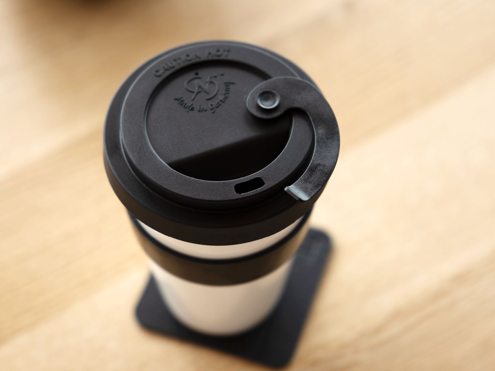 Silwy Porzellan To-Go-Cup mit schwarzes Metall-Nano-Gel-Pad