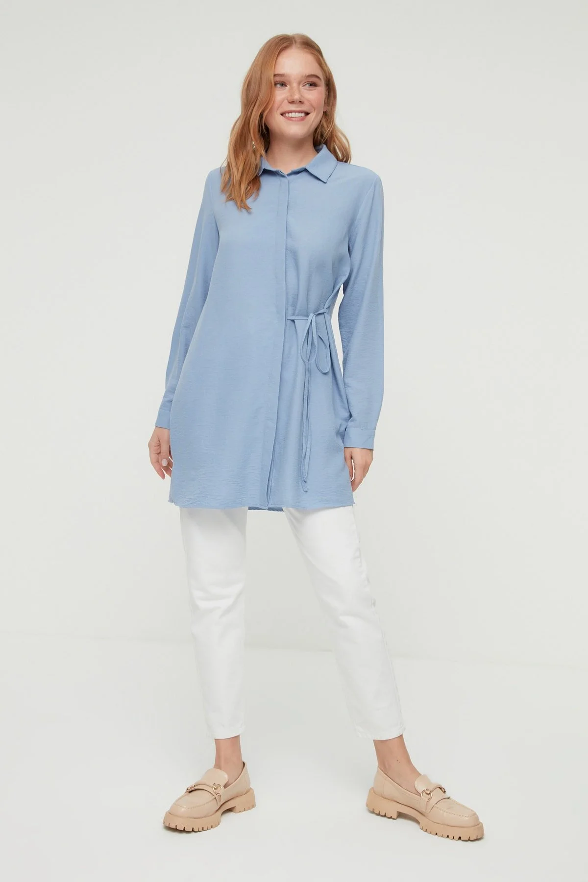 Trendyol Modest  Blaues gewebtes Aerobin-Hemd mit Taillenschnürung TCTSS22GO0105