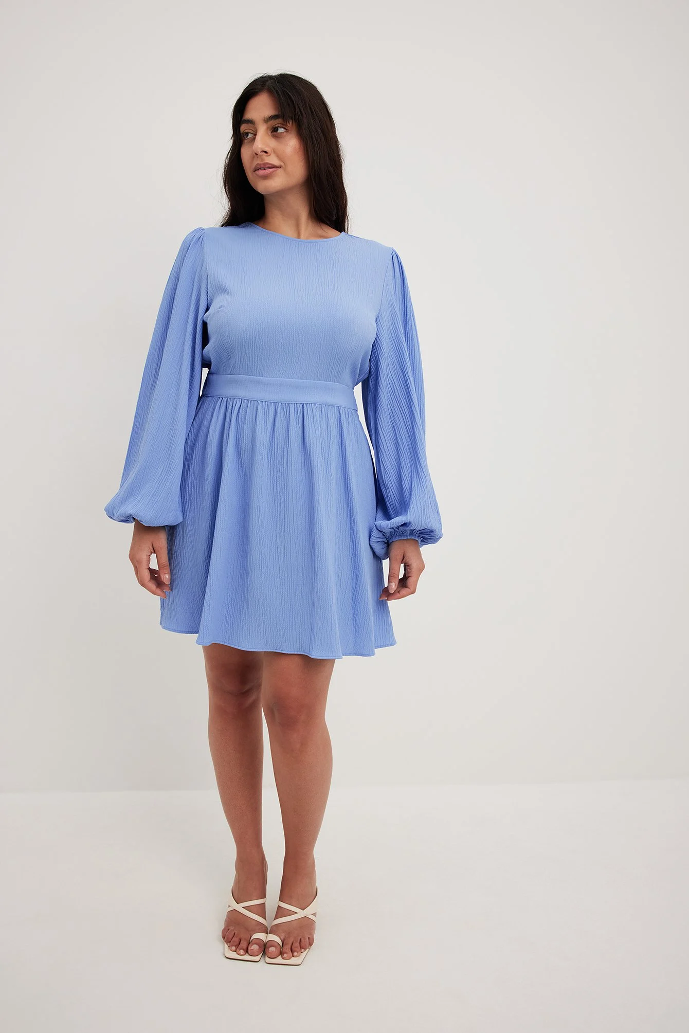 Strukturiertes Minikleid mit offenem Rücken