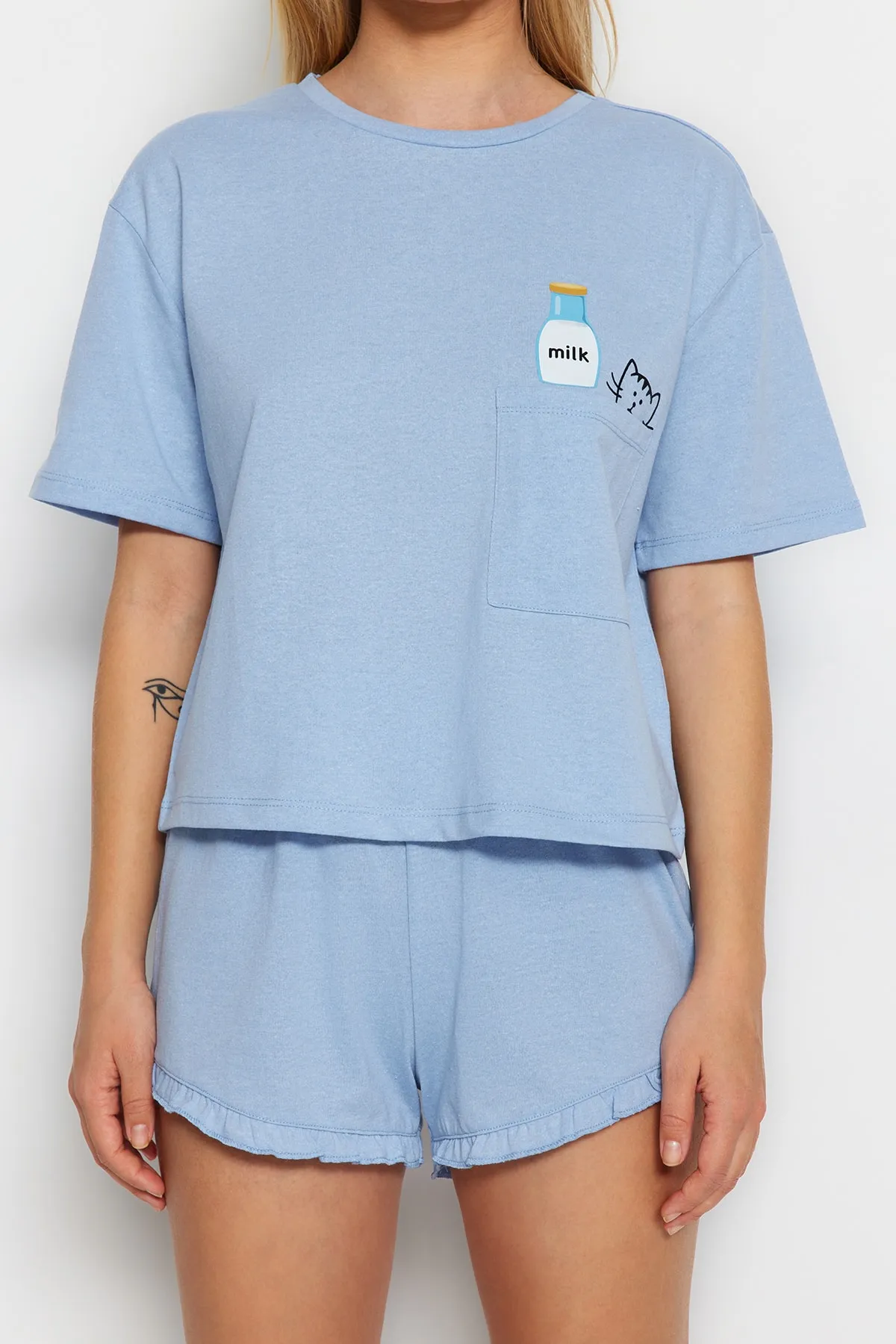 Trendyol Collection  Blaues, bedrucktes T-Shirt-Shorts-Pyjama-Set aus gestrickter Baumwolle THMSS22PT0422