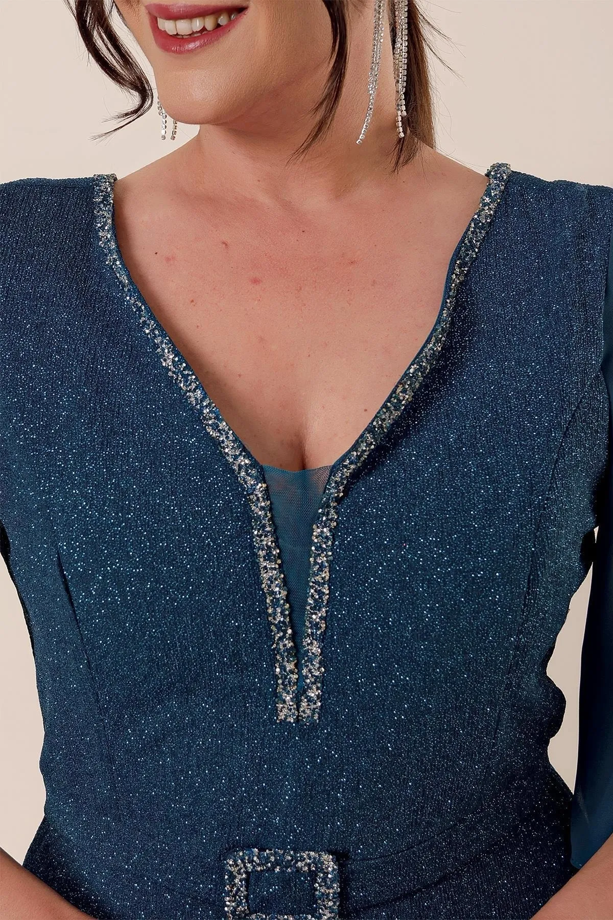 By Saygı  Silbernes langes Kleid mit V-Ausschnitt vorne und hinten, Chiffonärmeln, gefütterter Schnalle und Übergröße