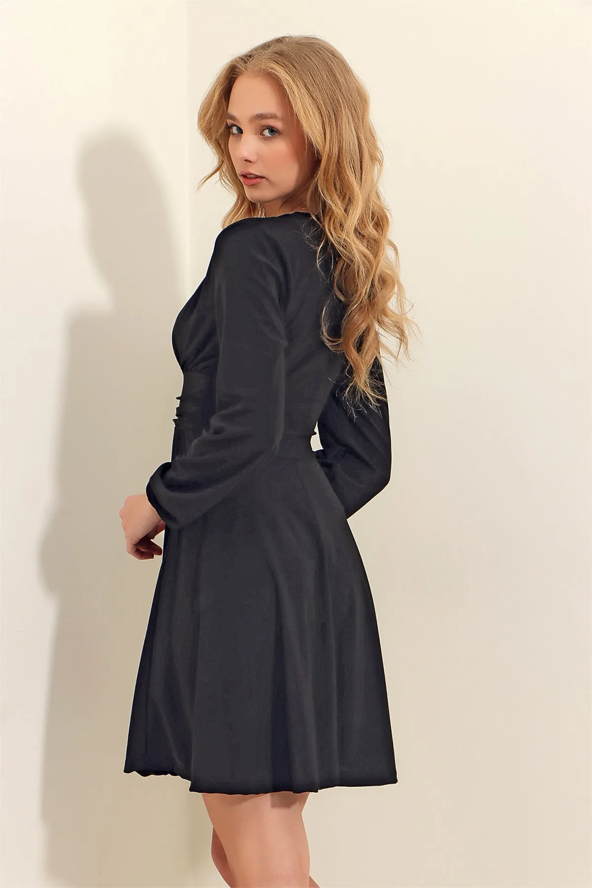 Trend Alaçatı Stili  Schwarzes, ausgestelltes Sandy-Kleid mit tiefem V-Ausschnitt für Damen ALC-X9420