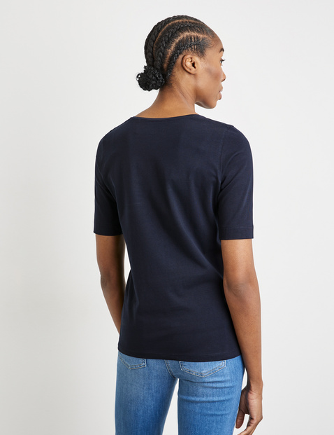 Nachhaltiges T-Shirt mit satiniertem Ausschnitt
