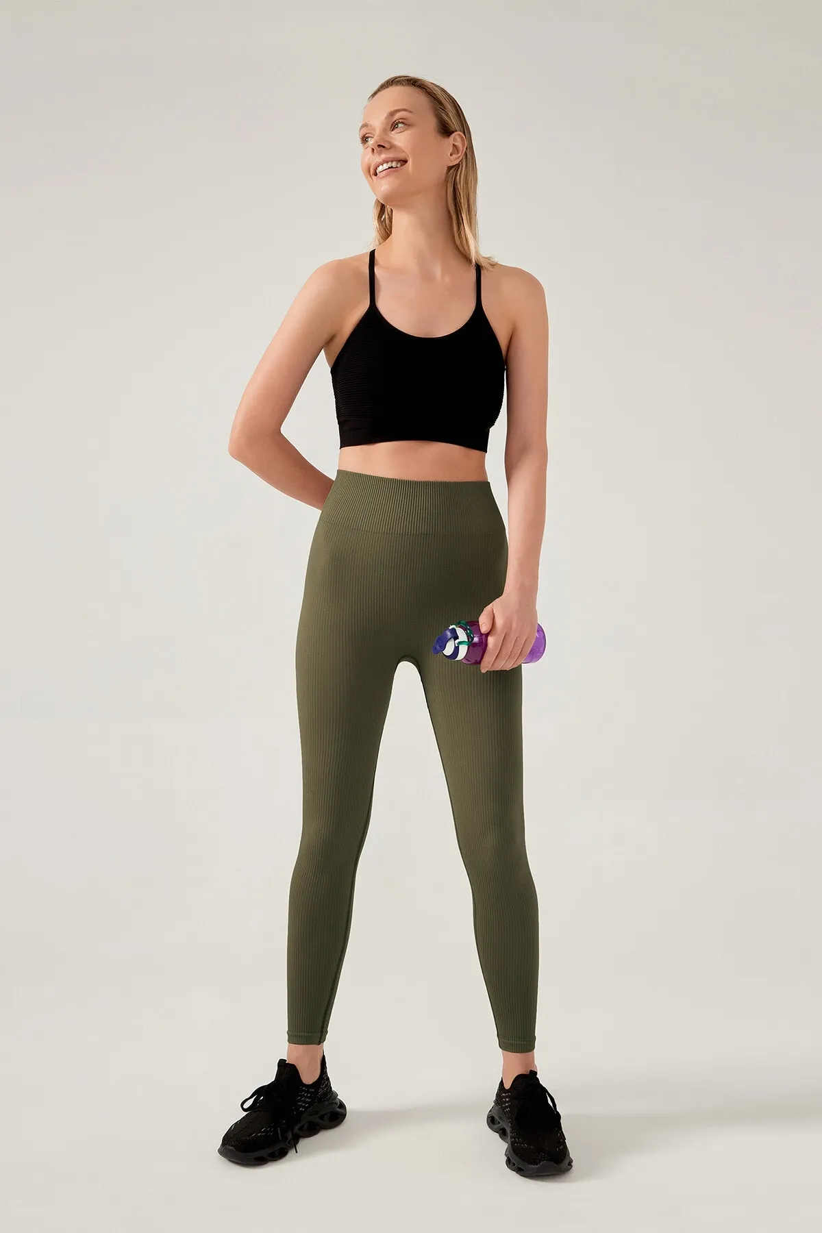 LOS OJOS  Olivgrüne, nahtlos gerippte Fitness-Leggings mit hoher Taille für Damen