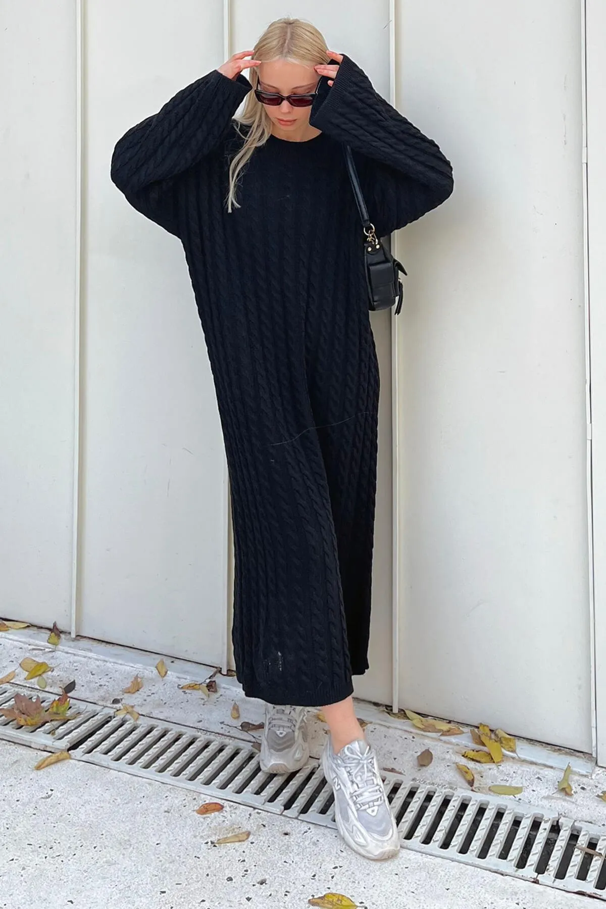 Swist  Schwarzes geflochtenes Strick-Midikleid mit Rundhalsausschnitt für Damen