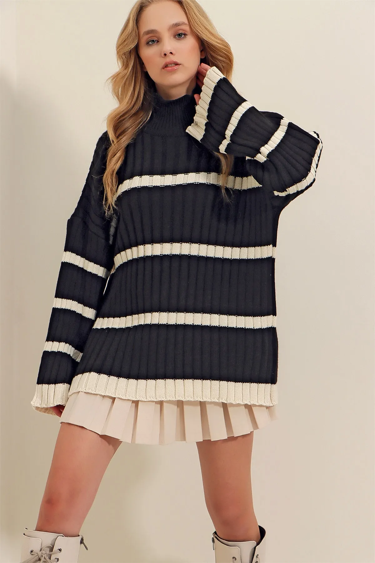 Trend Alaçatı Stili  Damen Rollkragenpullover, gestreift, dick, gerippt, Oversize-Strick, Winterpullover, Vanille-Schwarz, ALC-X9432