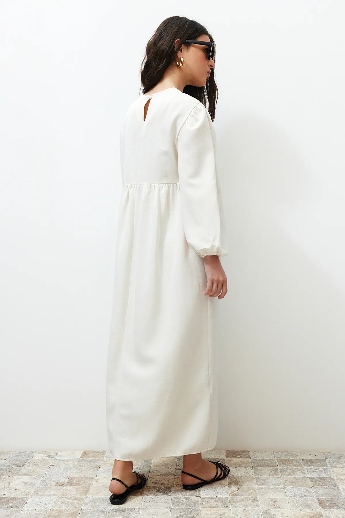 Trendyol Modest  Ecrufarbenes, detailliertes Kleid in gewebter Leinenoptik mit V-Ausschnitt TCTSS24EB00139