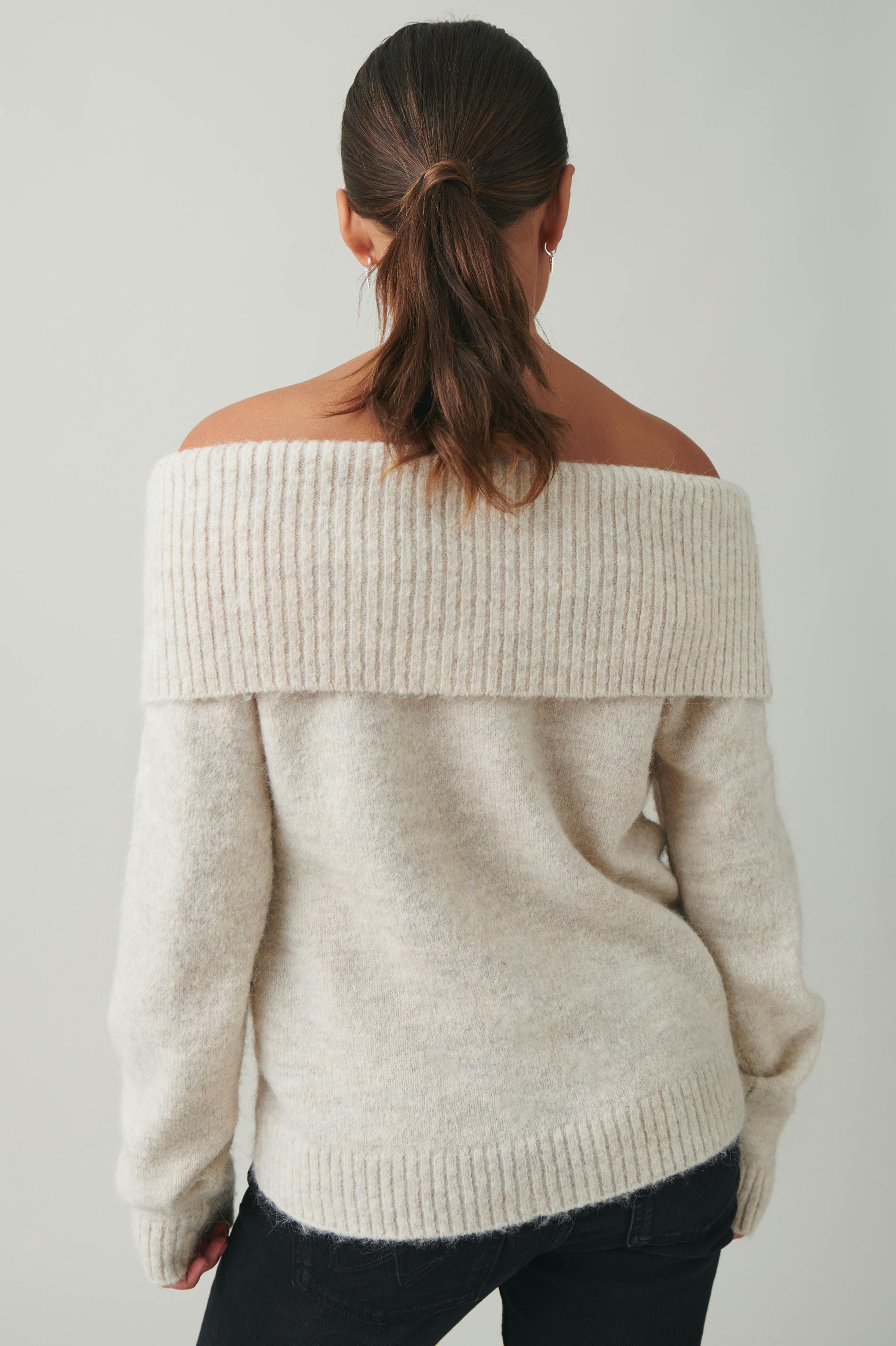 Y kn off shoulder sweater