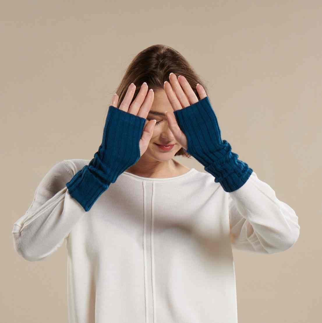 BEAZZ Armstulpen Armstulpen Damen, Pulswärmer, 100% WOLLE Merino (mit Daumenloch) Feinstrick, warm und weich