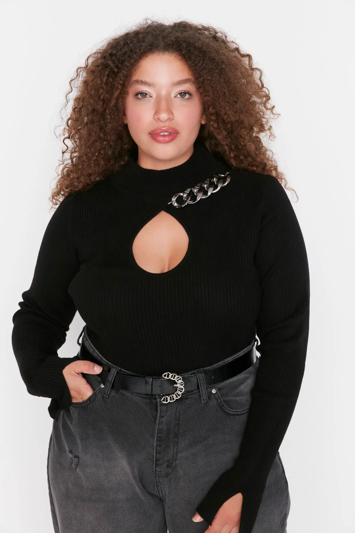 Trendyol Curve  Schwarzer Feinstrickpullover mit Ausschnitten und halbem Rollkragenpullover und Kettendetail TBBAW23AN00120