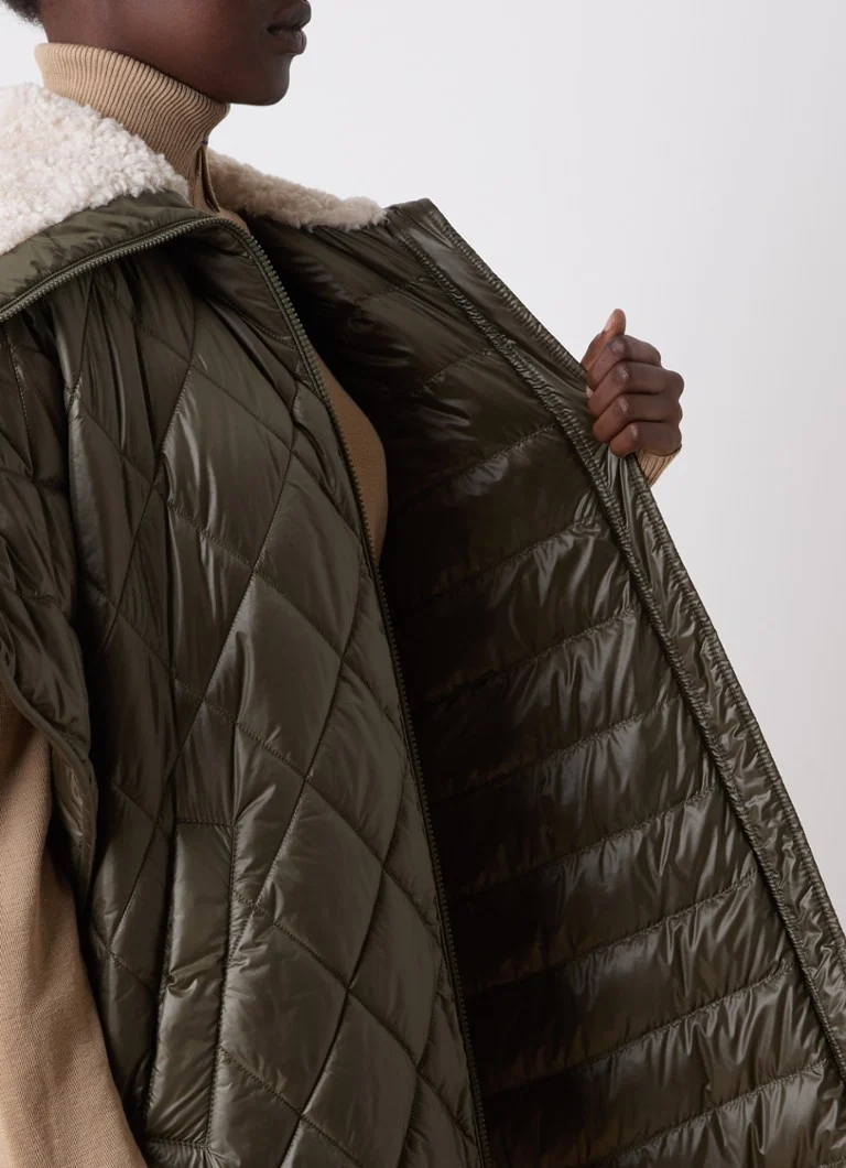 Moncler tikattu viitta untuvatäytteellä ja sivutaskuilla