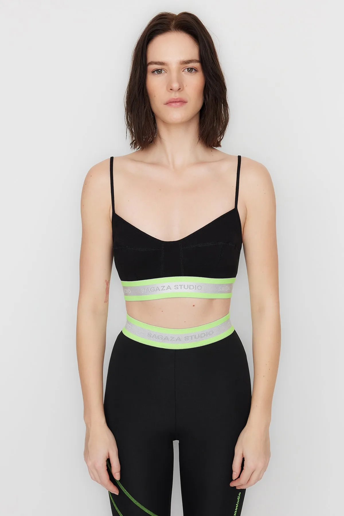 Trendyol Collection  X Sagaza Studio detailliertes Bustier aus schwarzem Gummi TCLSS23BS00008