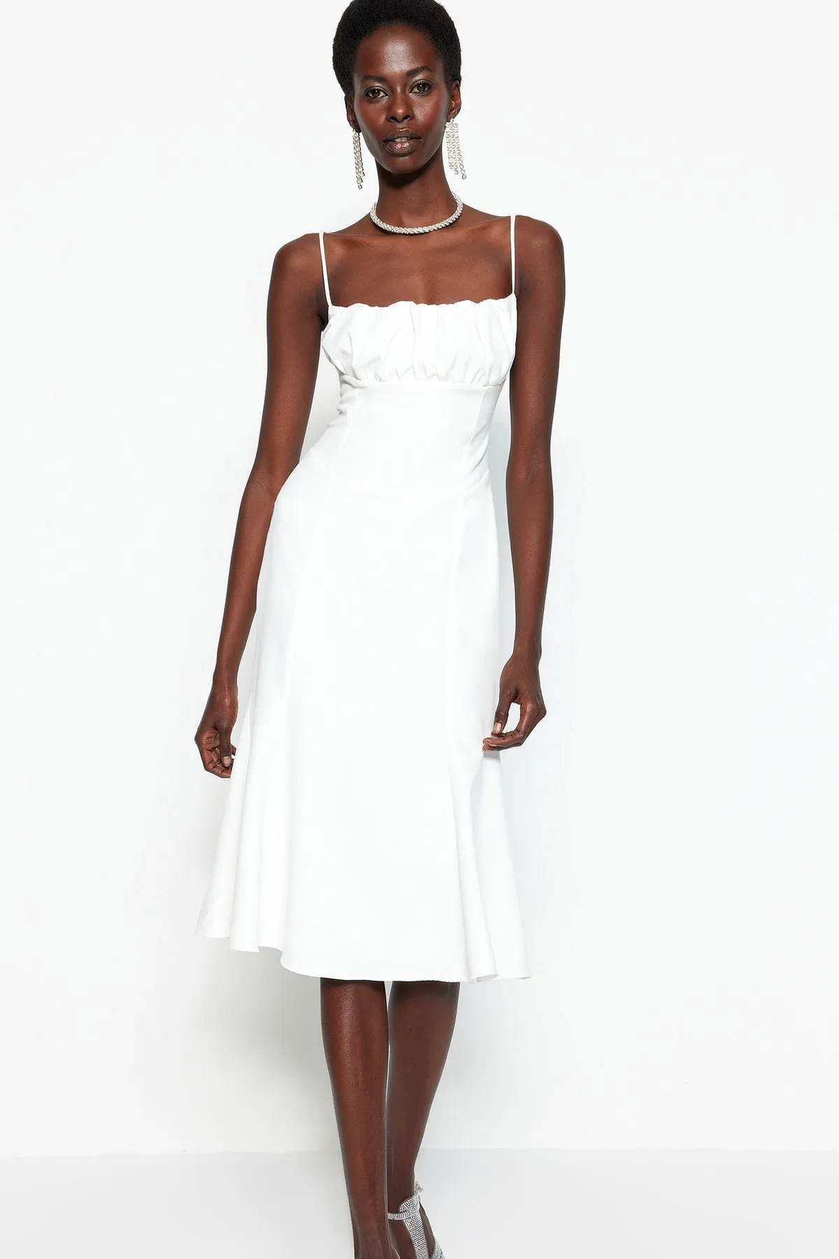 Trendyol Collection  Ecru, figurbetontes, gefüttertes, gewebtes Brautabendkleid TPRSS23EL00097