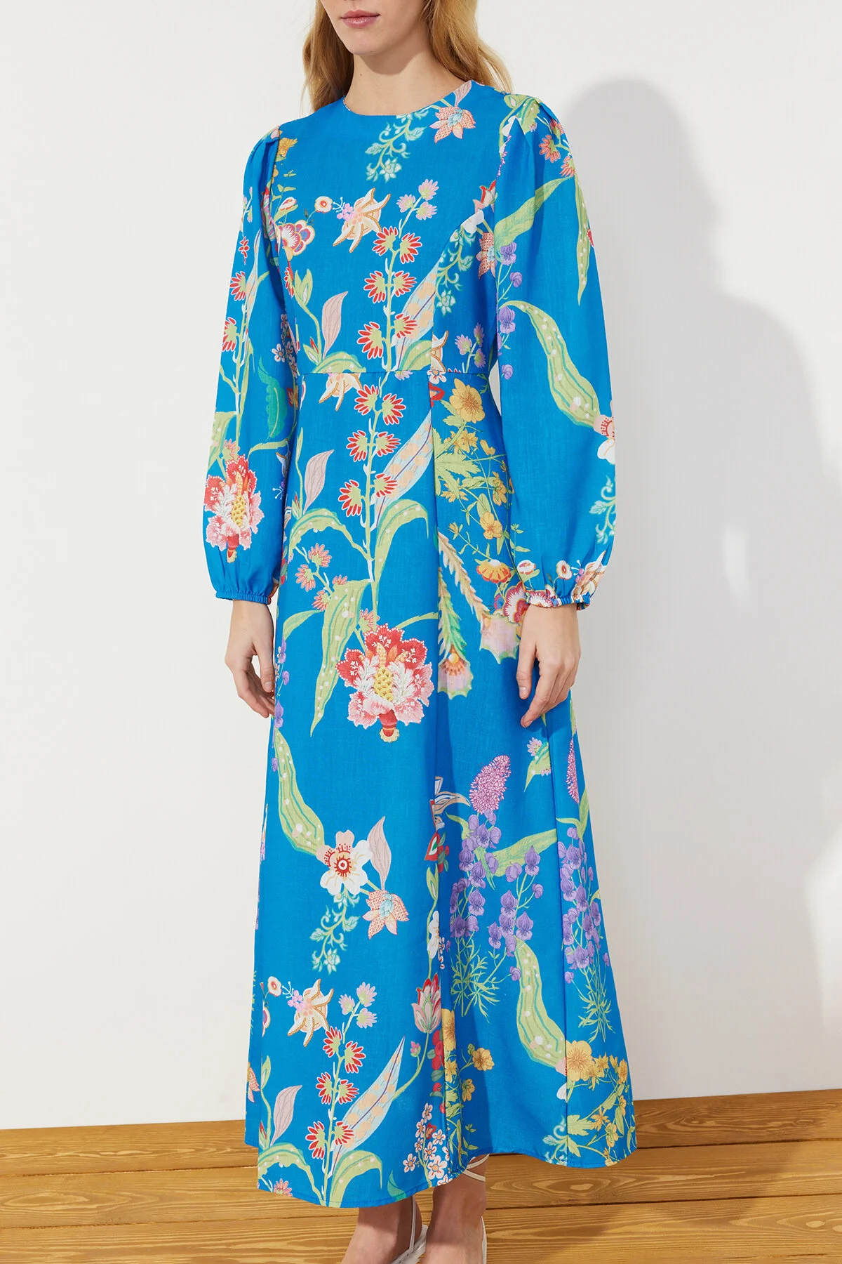 Trendyol Modest  Saks-Kleid in gewebter Leinenoptik mit Blumenmuster TCTSS24EB00102