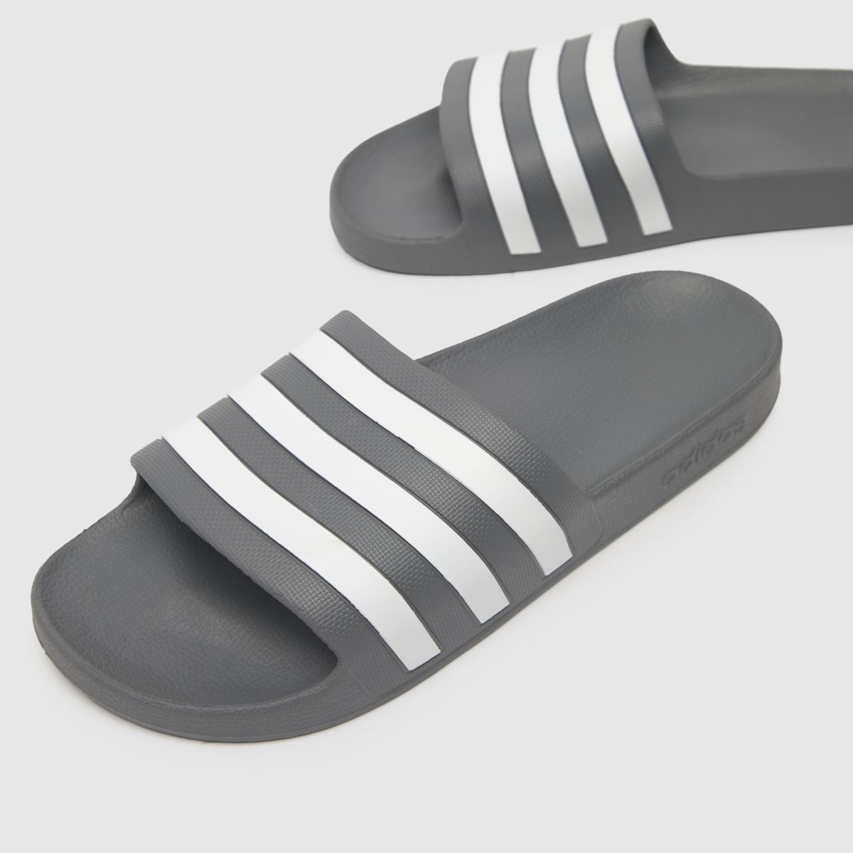 adidas adilette aqua sandaler i vitt och grått