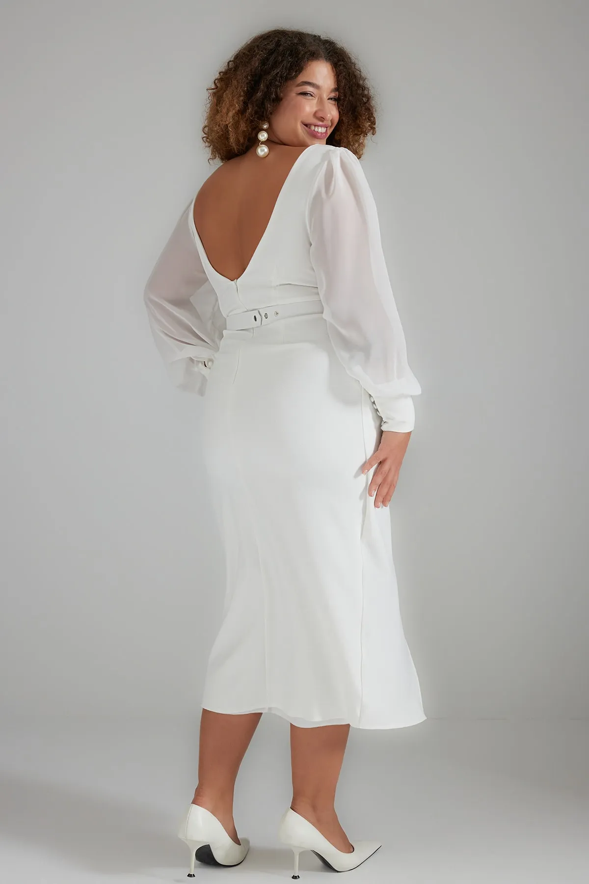 Trendyol Curve  Weißes, gewebtes, zweireihiges Brautkleid mit Manschettendetail TBBSS23AH00231
