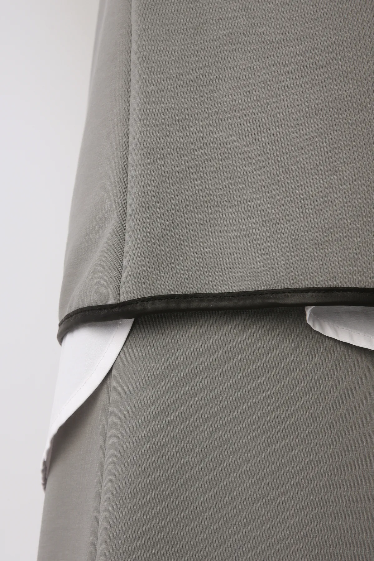 ALLDAY  Gray01 Lederstrickanzug mit Paspelhose