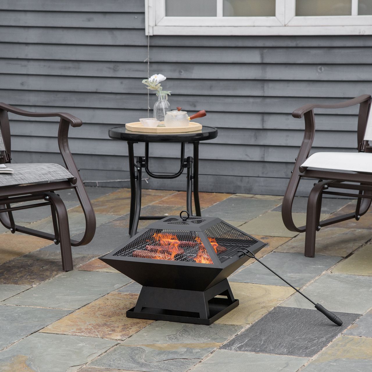 Outsunny Feuerschale mit Funkenschutz Grillrost Schürhaken Feuerkorb Feuerstelle für Garten Camping BBQ Stahl Schwarz 45 x 45 x 34 cm