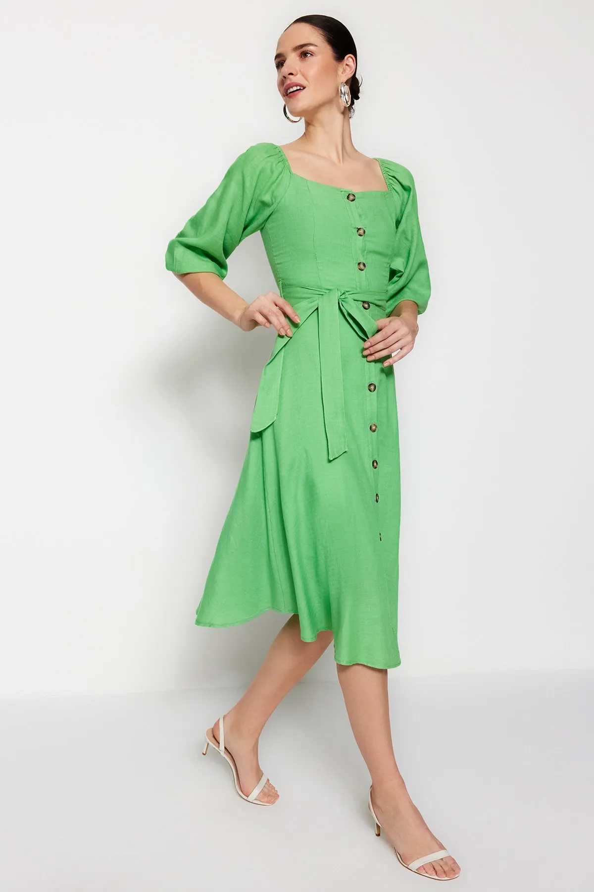 Trendyol Collection  Grünes, gewebtes Midikleid mit Gürtel und Knöpfen TWOSS19IE0009