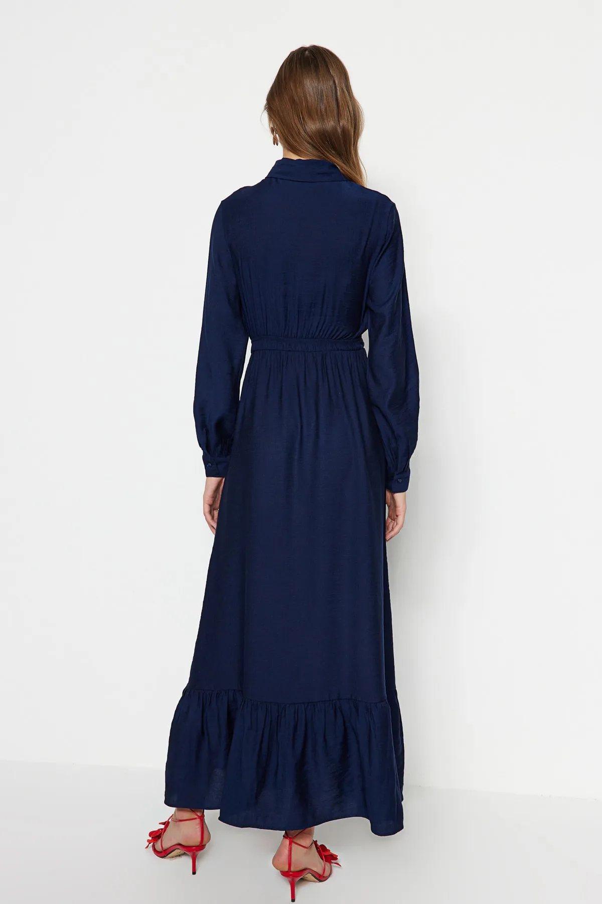 Trendyol Modest  Marineblaues gewebtes Kleid mit halber Knopfleiste und Raffung, TCTSS23EB00249