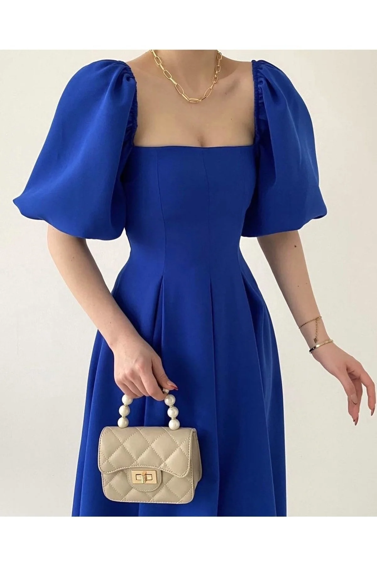 Afiş Butik  Saks – Blaues, plissiertes Midikleid mit eckigem Ausschnitt