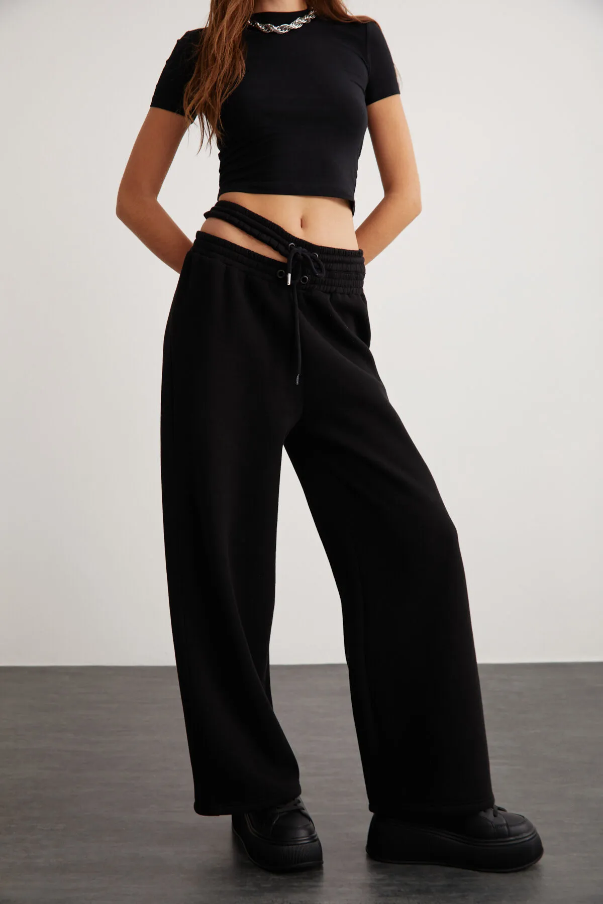 GRIMELANGE  Schwarze Damen-Jogginghose von Bruıxa mit Polarfleece und weichem Taillendetail