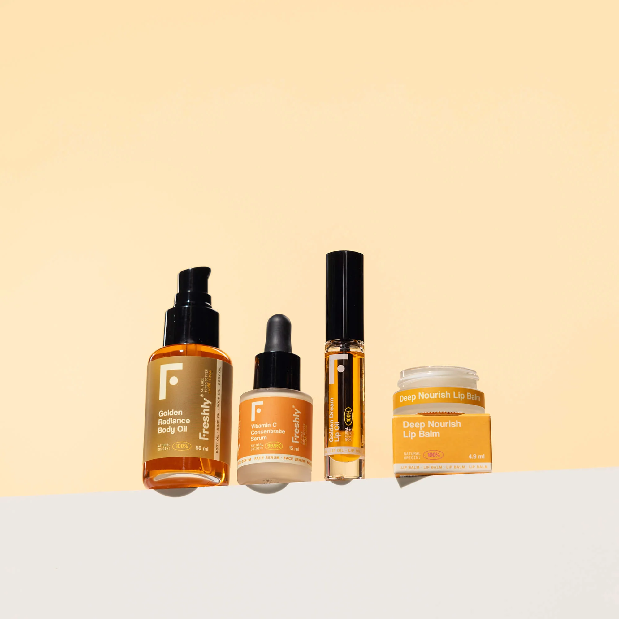 Set corporal esencial con vitamina C e hidratación: incluye productos para rostro y cuerpo, aceite reductor de estrías, sérum facial iluminador, brillo labial y bálsamo labial.