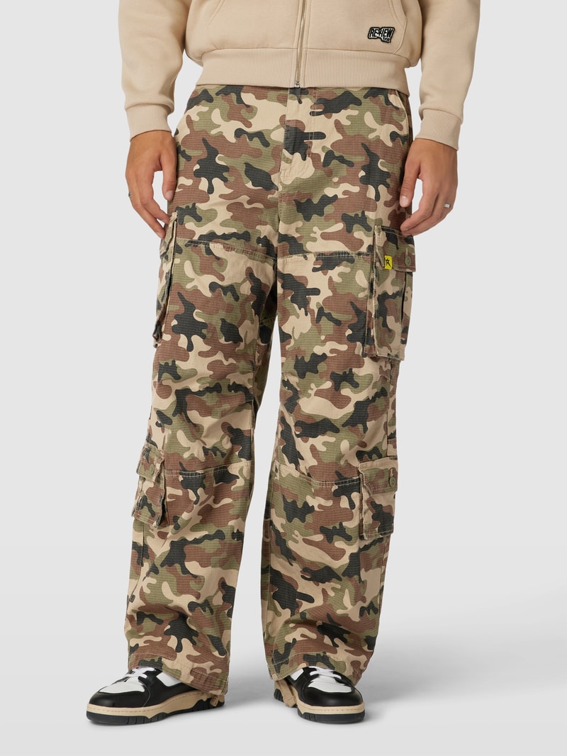 Cargohose mit Camouflage-Muster in olivgrün