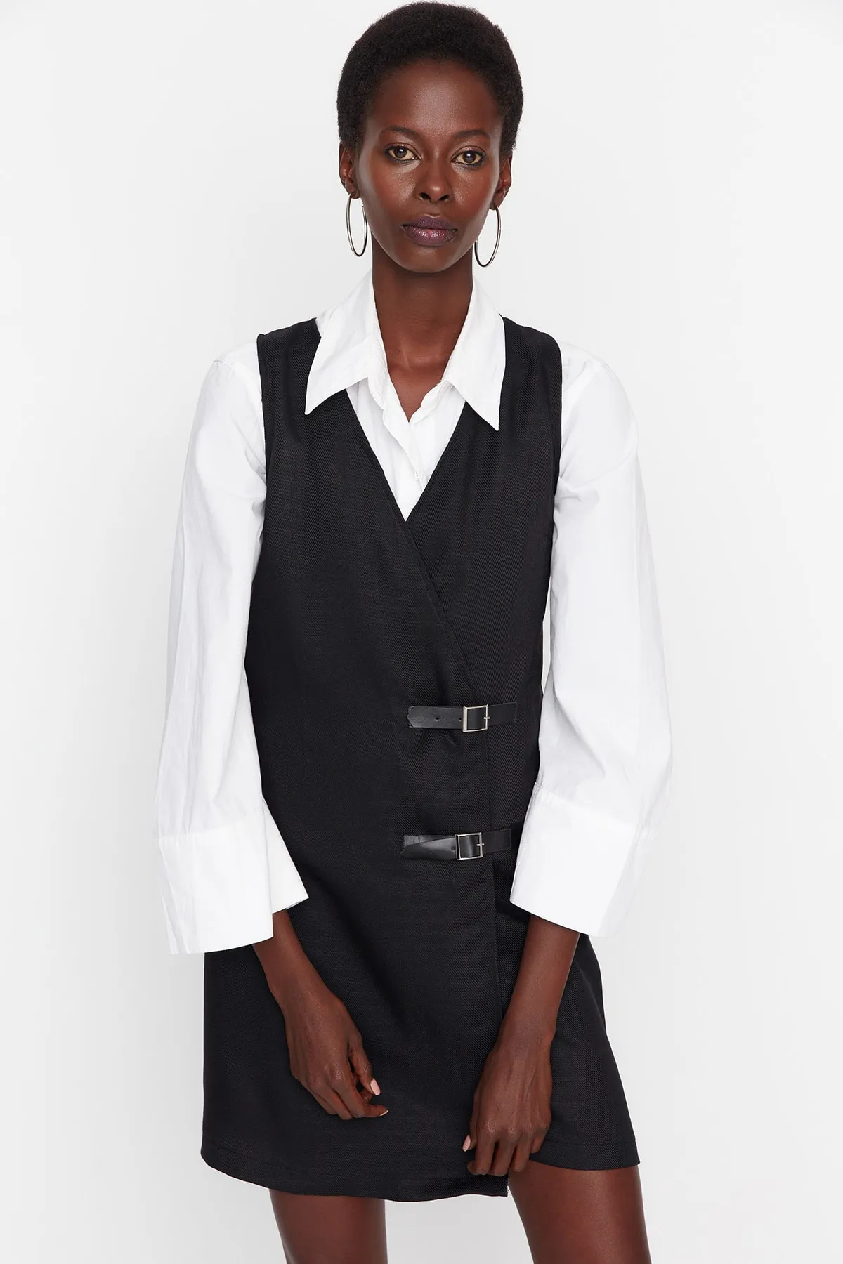 Trendyol Collection  Schwarzes, zweireihiges Mini-Gilet-Webkleid mit Gürtel und detailliertem Ausschnitt TWOAW21EL0158
