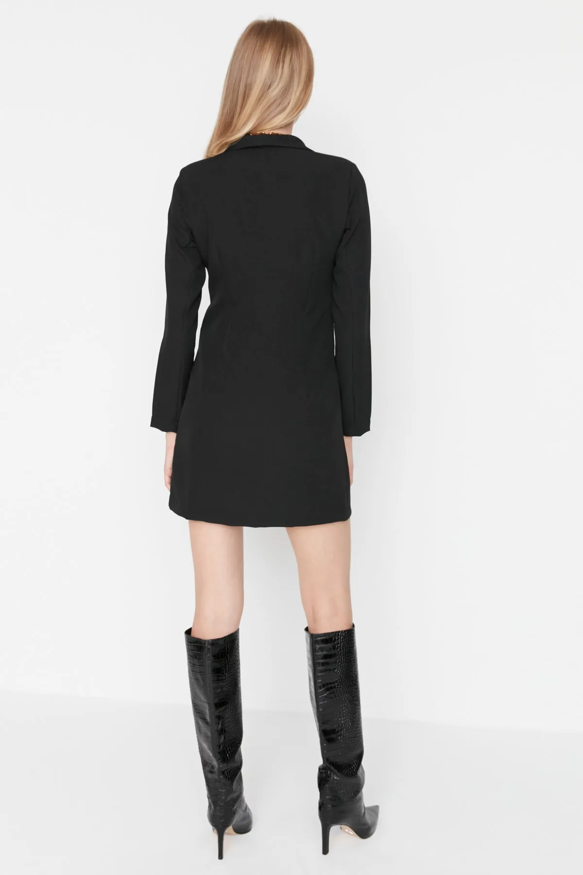 Trendyol Collection  Schwarzes, gewebtes Mini-Jackenkleid mit Knopfdetail und Details TWOAW23EL00291