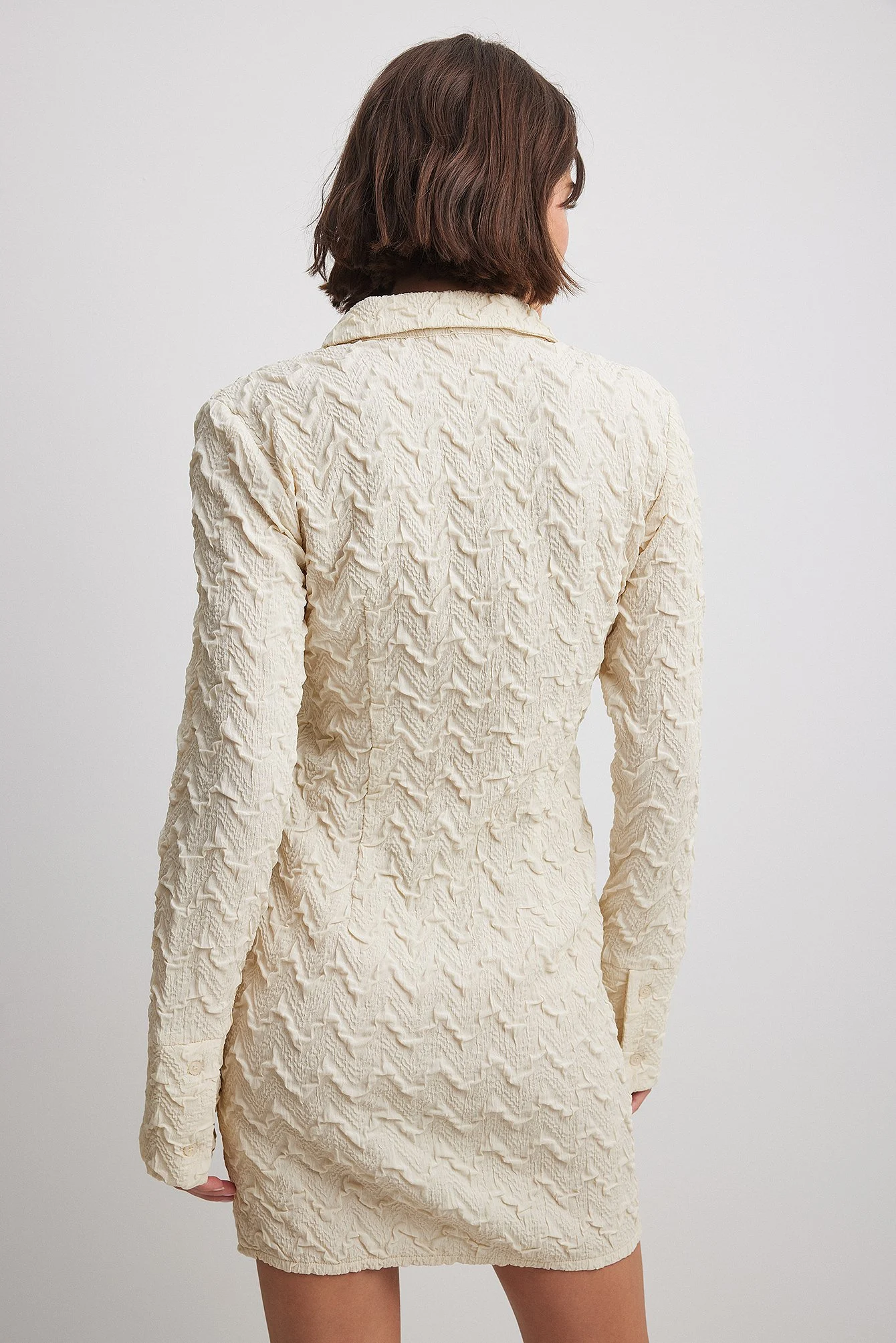 Strukturiertes Mini- Hemdblusenkleid mit langen Ärmeln