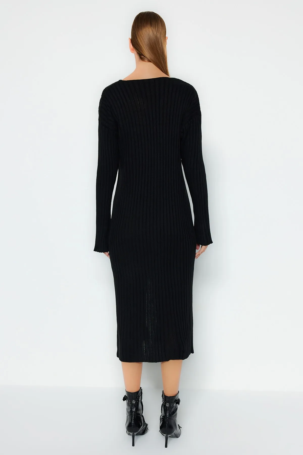 Trendyol Collection  Schwarzes Midi-Strickkleid mit V-Ausschnitt TWOAW24EL00066