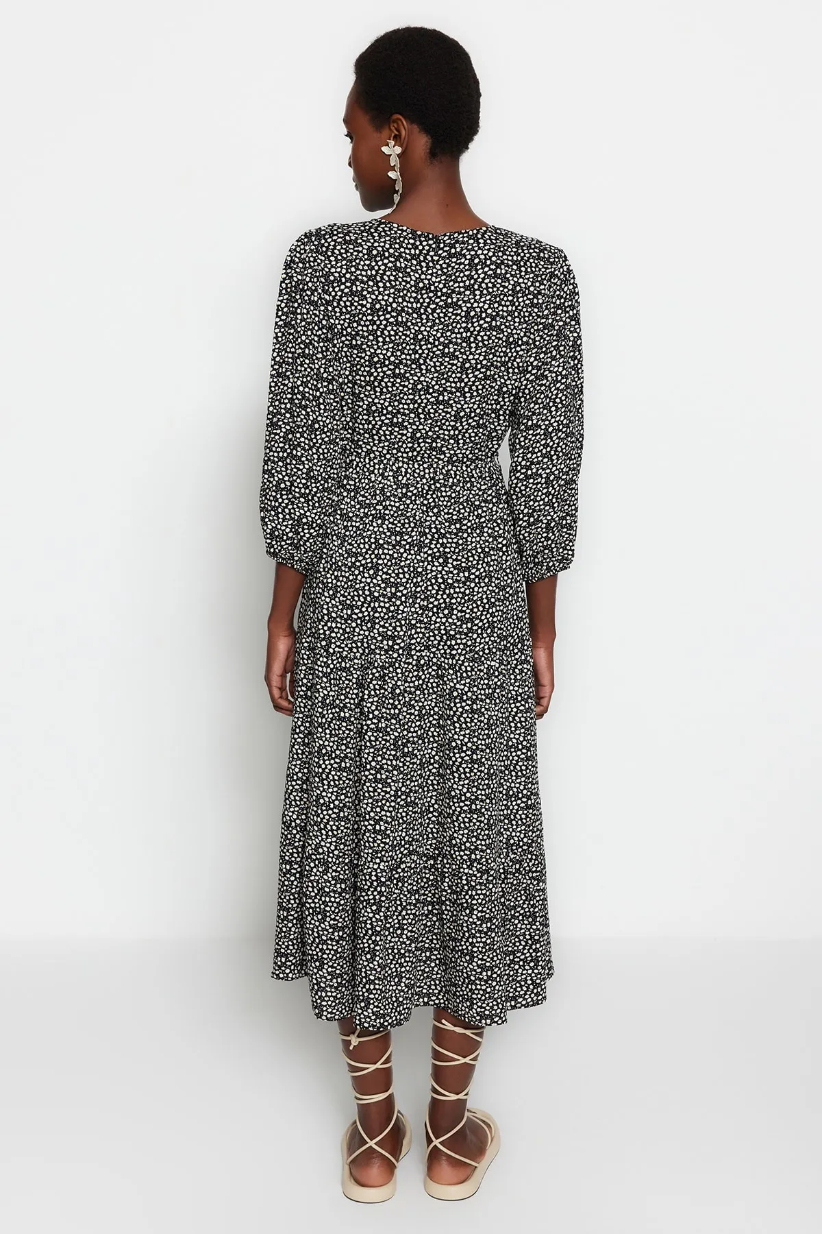 Trendyol Collection  Schwarzes, zweireihiges Maxi-Webkleid mit Blumenmuster TWOSS23EL01229
