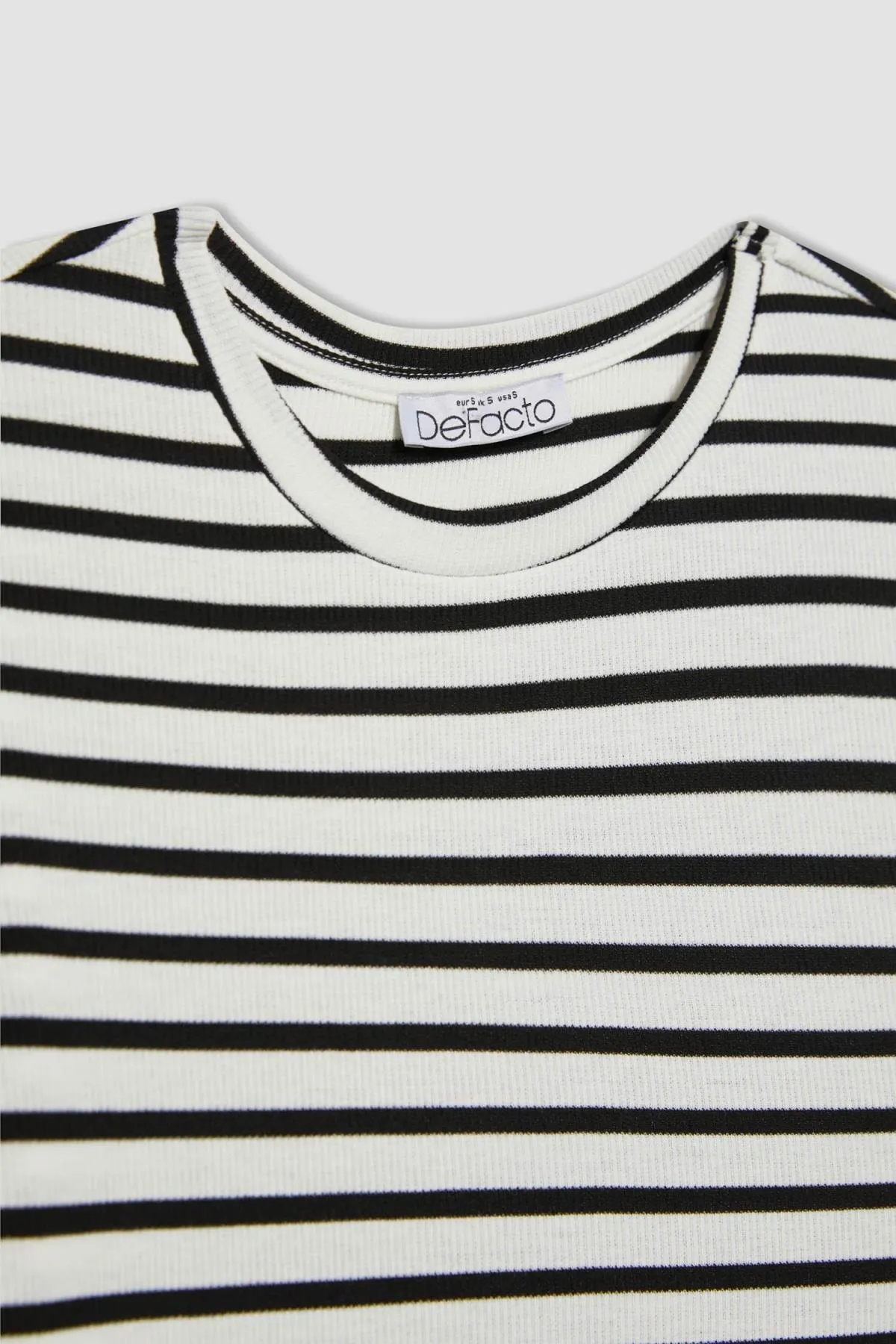 DeFacto  Tailliertes, gestreiftes Kurzarm-T-Shirt mit Rundhalsausschnitt
