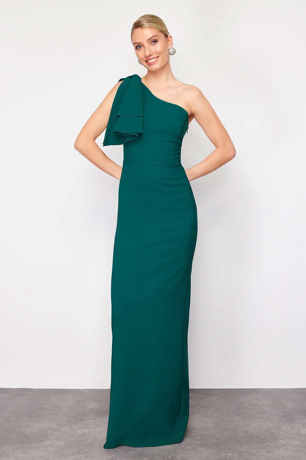 Trendyol Collection  Smaragdgrünes langes Abendkleid mit Taillenöffnung/Skater-Muster TPRSS23AE00095