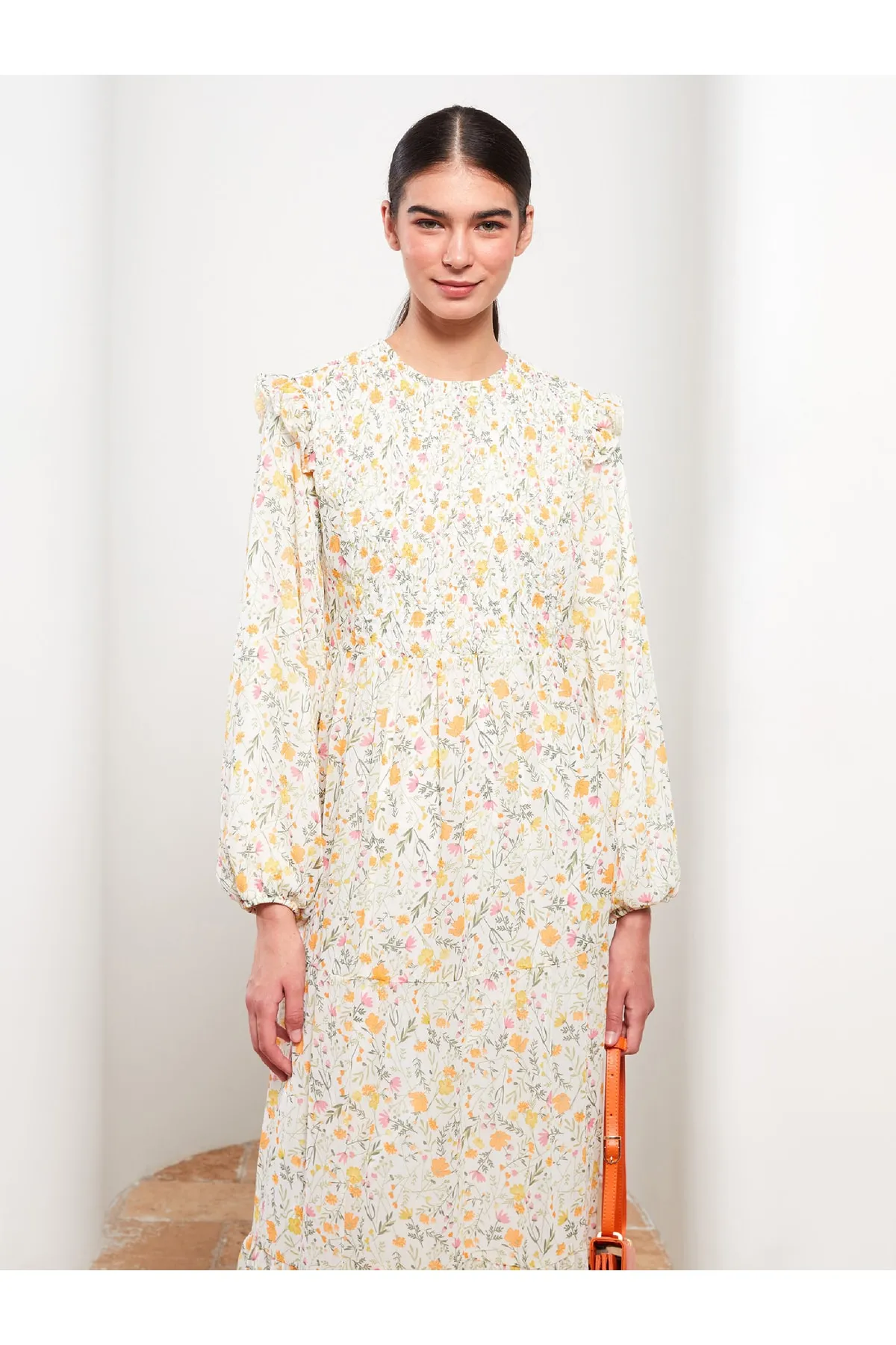 LC Waikiki  Geblümtes Chiffon-Damenkleid mit Rundhalsausschnitt und langen Ärmeln