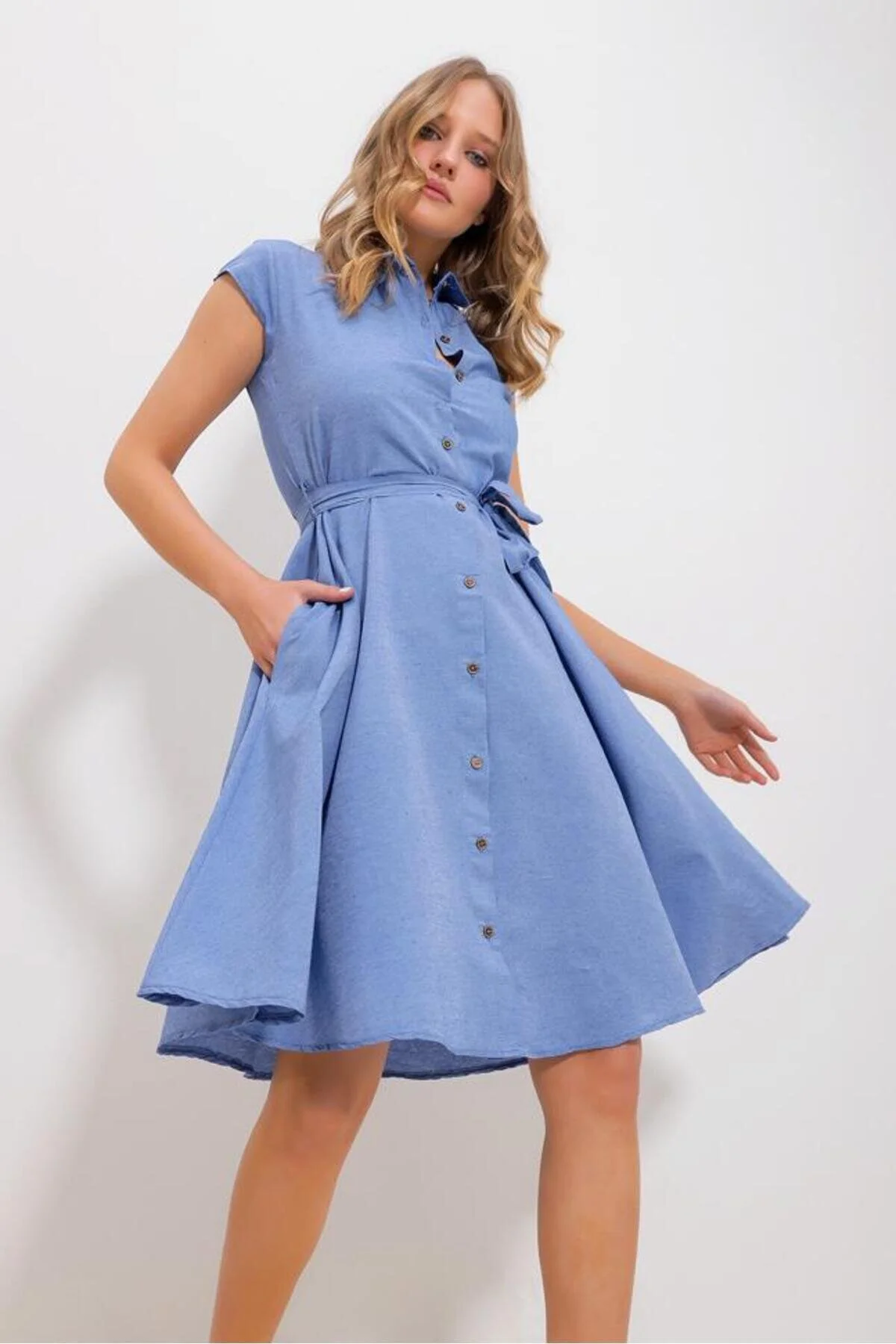 Trend Alaçatı Stili  Blaues ärmelloses Hemdkleid aus Leinengewebe für Damen ALC-X6056