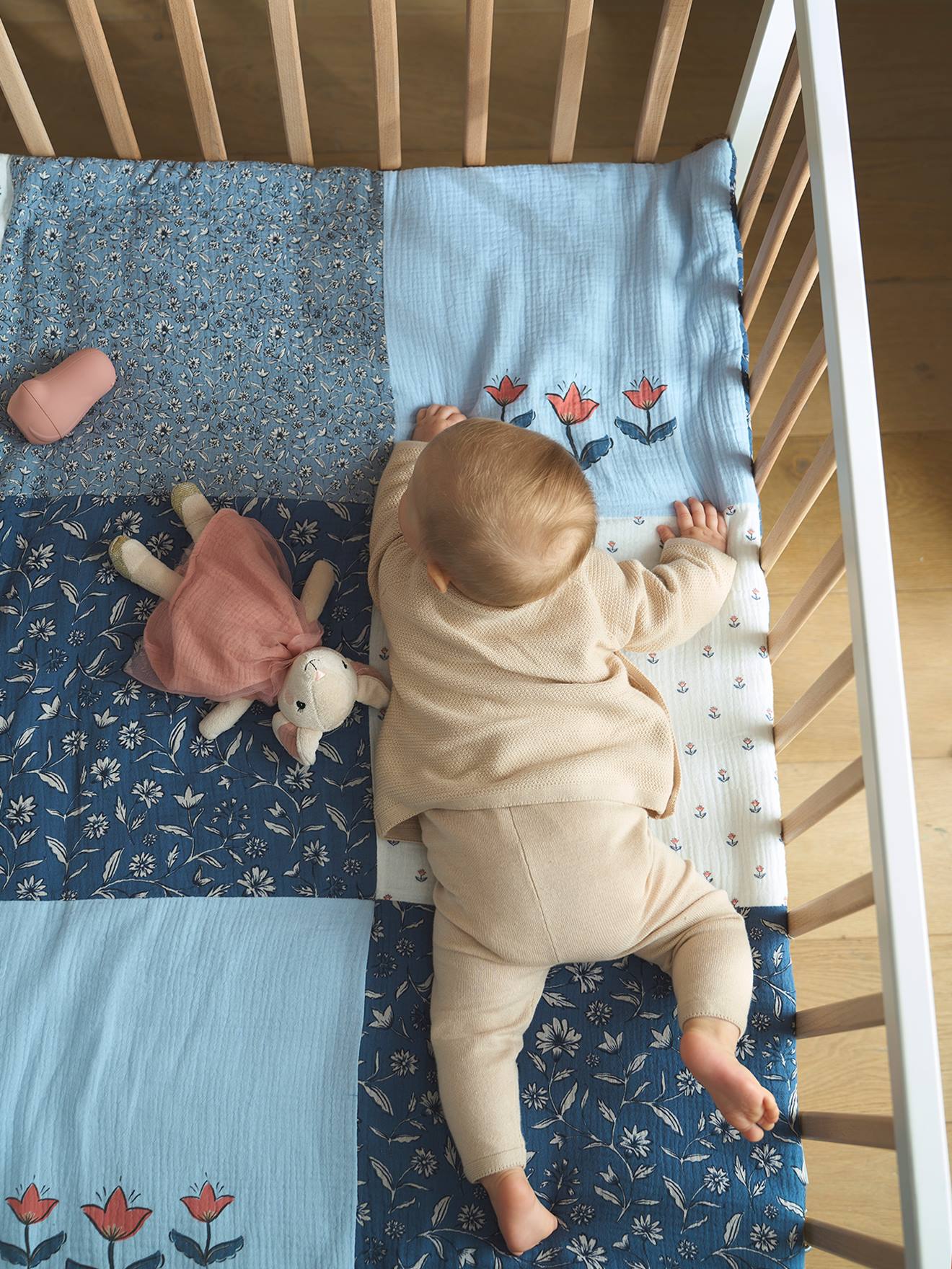 Vertbaudet Baby Patchwork-Spieldecke/ Laufstalleinlage INDIEN BLUME, Quasten - blau bedruckt