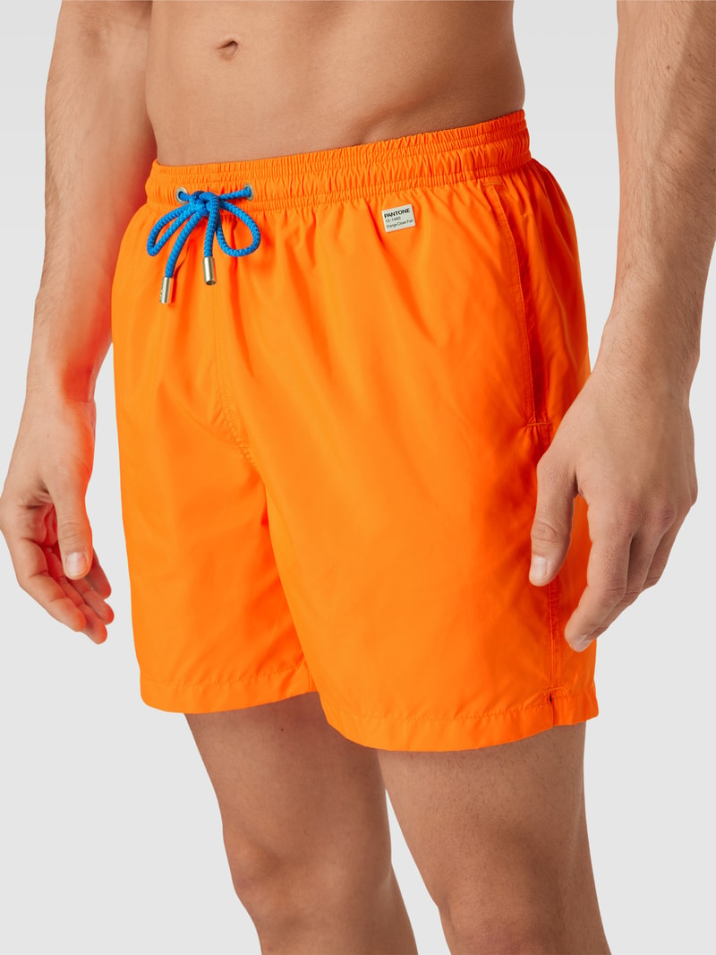 Badehose mit Label-Patch in neon orange