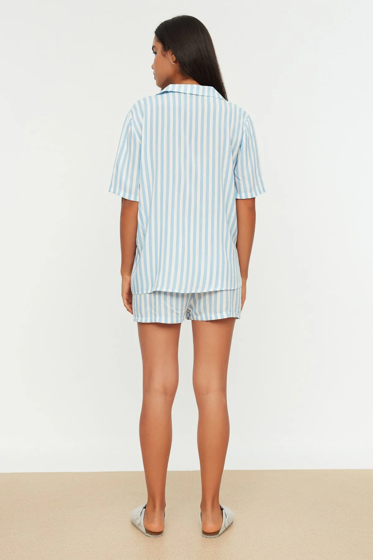 Trendyol Collection  Blau gestreiftes Viskose-Hemd-Shorts-Pyjama-Set mit weitem Schnitt THMSS21PT0179
