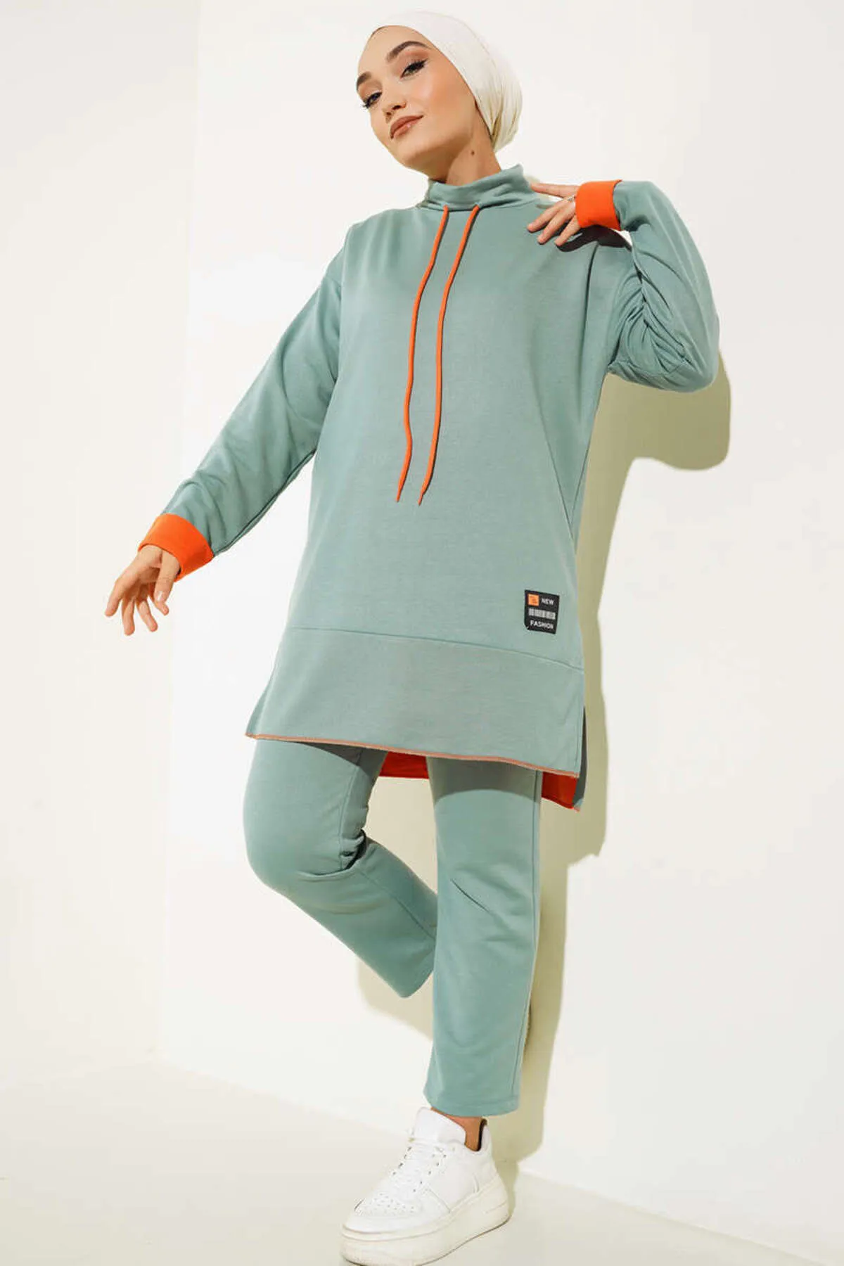 VOLT CLOTHİNG  Damen-Doppelanzug mit Barcode-Emblem